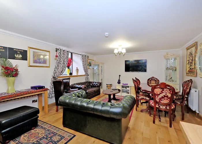 Grandmansion-9Br-Sleeps17-Parking-Corporategroups